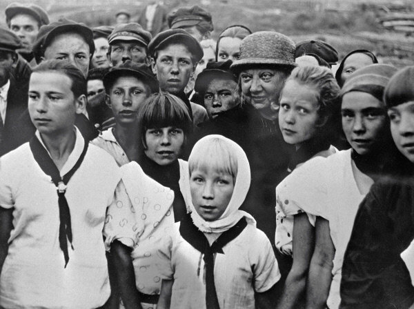 Крупская с пионерами, 1929. Источник: pinterest.com
