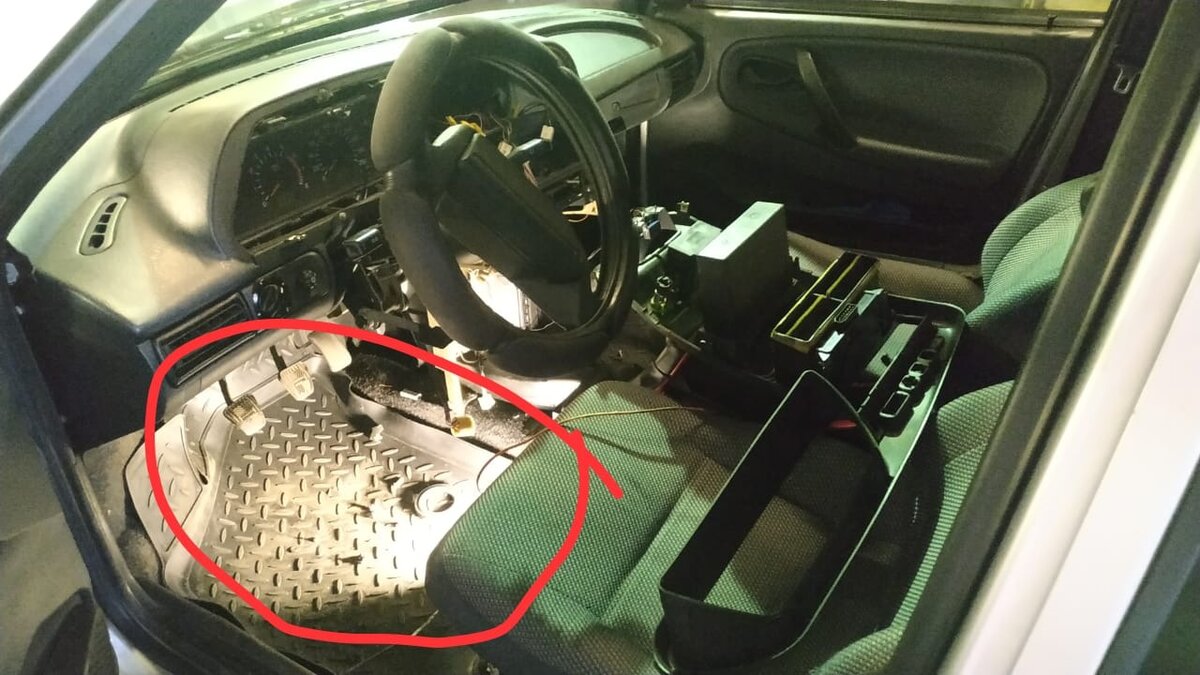 Под ковриками оказалось очень мокро