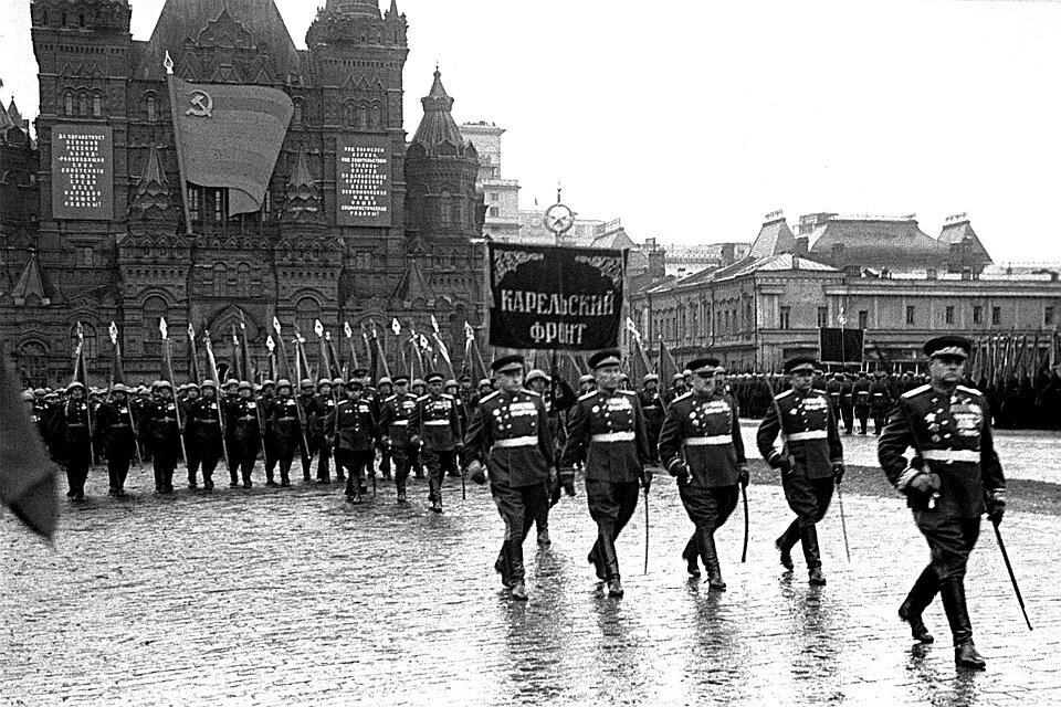 Настоящие ветераны. Парад победы в 1945 году. Фото в свободном доступе.