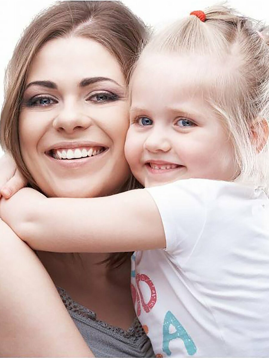 Что это за выплаты
Это новые выплаты, не те, что назначали на детей до 3 лет и с 3 до 16 лет. Семьи с детьми до 16 лет получат еще по 10 000 Р — помимо назначенных ранее сумм.

Источник:
Обращения президента, указ президента

Есть условие по поводу дат рождения детей: выплату назначат на ребенка, который родился с 11 мая 2004 года по 30 июня 2020 года включительно. Если 16 лет ребенку исполнилось 10 мая или раньше, выплата на него не положена.

Допустим, в семье двое детей, которым 2 года и 9 лет. Подсчитаем, какую сумму господдержки она получит. Это только те выплаты, что ввели из-за коронавируса. Они не зависят от дохода, социального статуса, трудоустройства и других критериев. Есть дети — получите деньги.

Выплаты семье с двумя детьми
Сколько лет ребенку	Какие выплаты на него положены	Сумма выплат
2 года	Ежемесячная выплата до 3 лет за апрель, май и июнь	15 000 Р
Новая единовременная выплата в июле	10 000 Р
9 лет	Единовременная выплата с 3 до 16 лет	10 000 Р
Новая единовременная выплата в июле	10 000 Р
Всего		45 000 Р
Как получить новую выплату
Эту выплату назначат автоматически — на основании тех заявлений, что родители подавали для предыдущих выплат: до 3 лет и с 3 до 16 лет. ПФР соберет все данные о таких детях в один реестр и перечислит деньги по тем же реквизитам.

Дополнительно никаких заявлений подавать не придется.

Если семья еще не обращалась за ежемесячной выплатой до 3 лет или единовременной выплатой до 16 лет, можно подать заявление на эти выплаты. Тогда на этом основании придет и новая — еще 10 000 Р на каждого ребенка.

Отдельно обратиться только за новой выплатой нельзя. Такой услуги и отдельного заявления нет.

Выплату получит тот же родитель, что получал предыдущие
С этими выплатами есть такая странность: ПФР перечисляет деньги тому родителю, что первым подал заявление. При этом невозможно проверить, с кем живет ребенок и кто его содержит.

Уже есть случаи, когда вместо матери выплаты оформил отец, хотя он не живет с детьми и не платит алименты. Просто он первым подал заявление — ему и заплатили деньги. Формально у отца тоже есть такое право. Новую выплату тоже получит такой отец, ему даже делать ничего не придется. Он может вести какой угодно образ жизни и годами не видеть детей, а в июле ему на карту придет 10 или 20 тысяч рублей. Тратить эти деньги можно куда захочется.

Заберите свое у государства!
Как получать вычеты, льготы и пособия, рассказываем в нашей рассылке дважды в неделю
Подписаться

Если ребенок еще не родился
Новую выплату может получить даже та семья, где ребенок еще не родился, но родится до 30 июня 2020 года включительно. Тогда мать сможет обратиться за выплатой на детей до 3 лет: на новорожденного положено 5000 Р за июнь. И на основании того же заявления в июле семье заплатят еще 10 000 Р на этого ребенка.

Заявление на детские выплаты до 3 лет можно подать до 1 октября 2020 года. Новая дополнительная выплата будет назначена автоматически.

Если изменились реквизиты банковского счета
В заявлении на выплаты нужно указывать номер счета, по почте деньги не переводят. С момента подачи заявления могли измениться реквизиты или счет мог быть закрыт. Тогда с перечислением будут проблемы. Если такое произошло, нужно обратиться в ПФР и уточнить новые реквизиты.