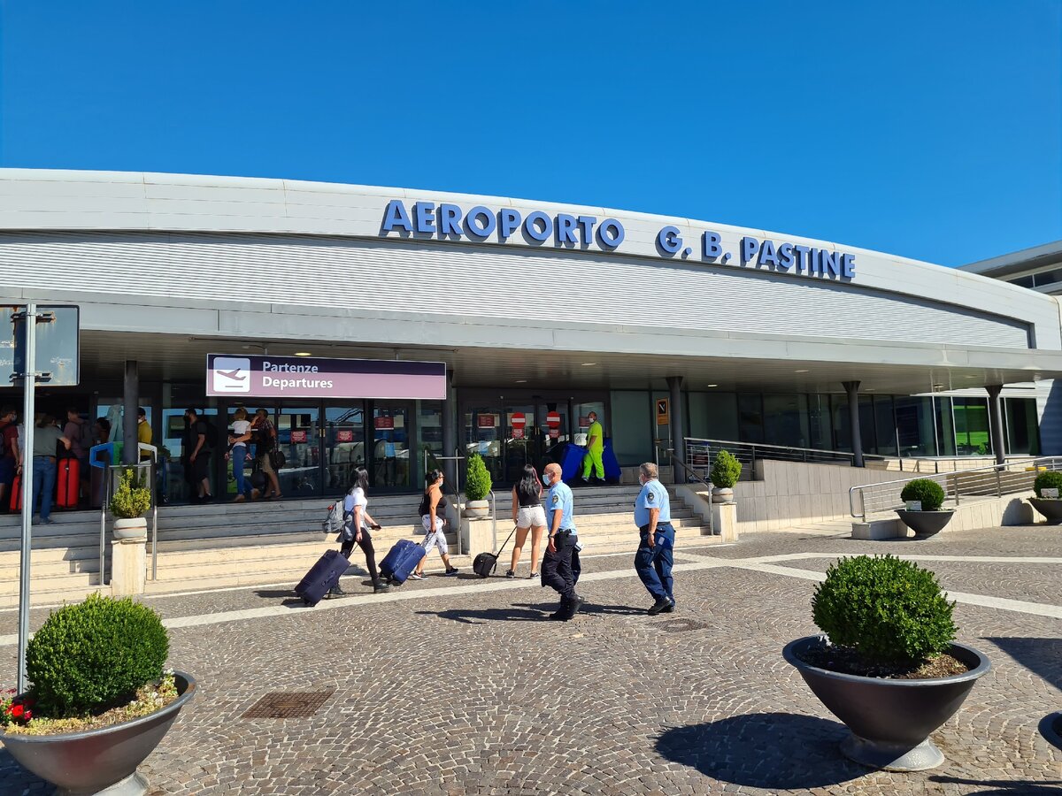 Вход в аэропорт Чампино в Риме