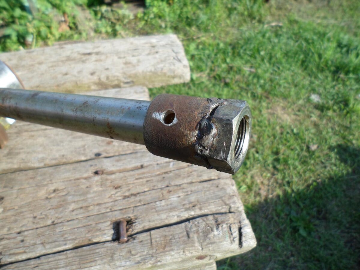 Гайка для закручивания на резьбу шруса, она крепиться на болте. Она съёмная.