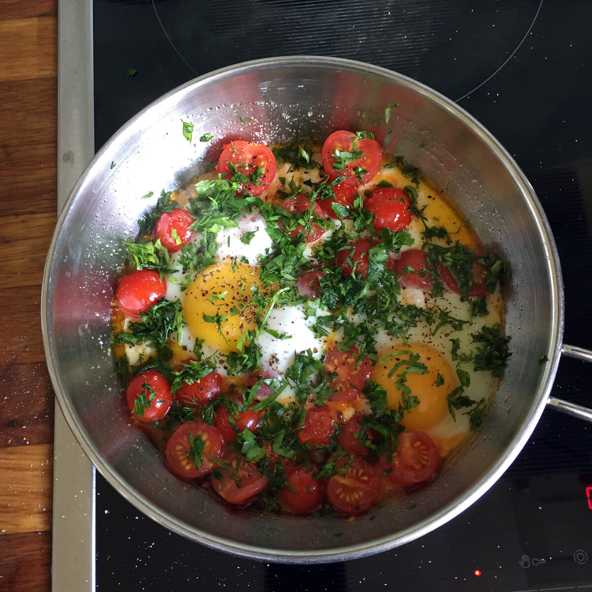 Курица с яйцом и помидорами. Поке это курица помидор и огурец