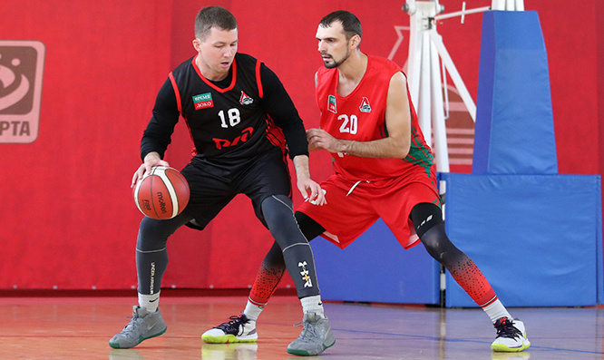 Пресс-служба РФСО "Локомотив", 24 сентября 2020 года


24 сентября прошли матчи второго игрового дня Кубка ОАО «РЖД» по баскетболу, которые принесли болельщикам немало сюрпризов.
 
Команды «Центр» и «Юг», одержавшие победы в стартовых встречах, в случае очередных успешных результатов, в заключительном туре разыграли бы «золото» в очном поединке. Но так просто им сдаваться никто из соперников не собирался.
 
Первыми на паркет универсального спорткомплекса парка-отеля «Пересвет» вышли спортсмены «Востока» и «Юга». Южане после успеха в дебютной встрече против «Запада» выглядели гораздо скромнее. Командная игра у записного фаворита не удавалась, а процент попадания с игры был ничтожно мал. «Восток», в свою очередь, играл очень дисциплинированно при обороне своего кольца, а в атаке старался по максимуму использовать все возникавшие моменты.
 
На протяжении трёх четвертей «Восток» вёл в счёте, однако на заключительном отрезке игроки «Юга» нашли в себе силы вернуться и перевернуть ход поединка, набрав при этом 22 очка.
 
«Восток» к большому сожалению своих многочисленных болельщиков, примкнувших к прямой трансляции на Youtube-канале РФСО «Локомотив», не справился с давлением и упустил победу – 40:33, «Юг» продолжает борьбу за золотые медали Кубка ОАО «РЖД» по баскетболу.
 
Во втором матче игрового дня сражались «Запад» и «Центр». Эта встреча прошла в схожем ключе. Фаворит в лице «Центра» испытал серьёзные проблемы со своими соперниками с западной зоны. По окончании первой половины игры на табло горел счёт 21:20 в пользу «Центра», а ключевым отрезком матча, как это часто бывает, оказалась третья четверть. Особо отметим атакующего защитника «Центра» Александра Казакова, забросившего несколько важнейших для своей команды трёхочковых бросков.
 
Заключительная 10-минутка разбилась на мелкие отрезки. Виной всему огромное количество нарушений правил, ни одно из которых не ушло из пристального взора судейской бригады.
 
«Центр» уверенно довёл дело до победы 45:30, чтобы уже завтра, в рамках 3-го тура Кубка ОАО «РЖД», разыграть «золото» в поединке с «Югом». Третье место, таким образом, будет разыграно в матче «Запада» с «Востоком».
 
Понаблюдать за решающими баталиями сильнейших баскетболистов ОАО «РЖД» можно будет в режиме реального времени, подключившись к прямой трансляции официального видеоканала РФСО «Локомотив».
 
25 сентября 2020 г., г. Пересвет
Кубок ОАО «РЖД» по баскетболу, 3 тур  
 
16:00 - «Запад» - «Восток»
17:00 - «Центр» - «Юг»