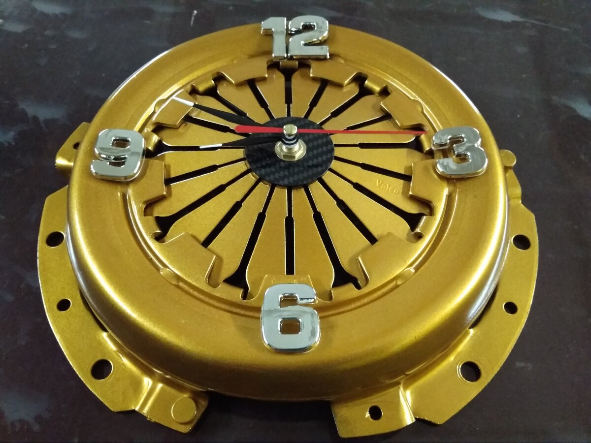 Корзина Valeo, вставка карбон, часовой механизм, стрелки, буквы - наверно Китай))) Золотая краска, лак. Кончики стрелок - белая краска.