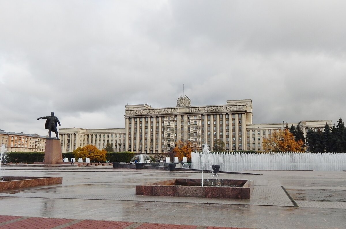 Дом Советов и жилые дома (слева) на Московской площади Композиционный центр площади — Дом Советов.