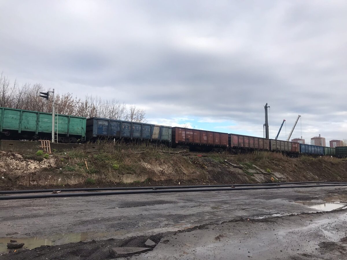 Вагоны грустят на Новопролетарской. Вид со стороны офисных зданий по 1-му Грайвороновскому проезду.