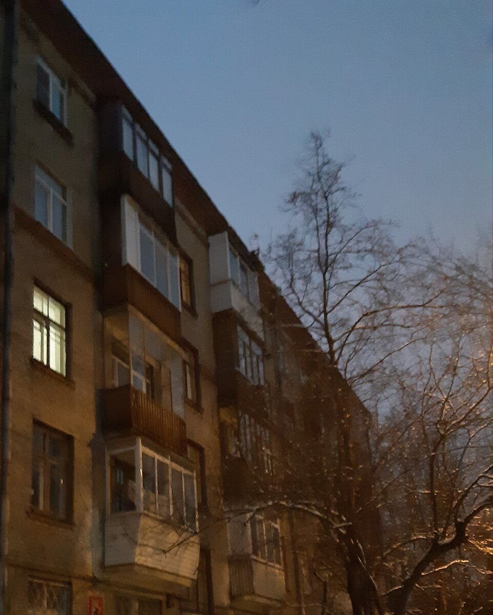 Старый дом у "Мосфильма", воскресенье, утро. Половина восьмого