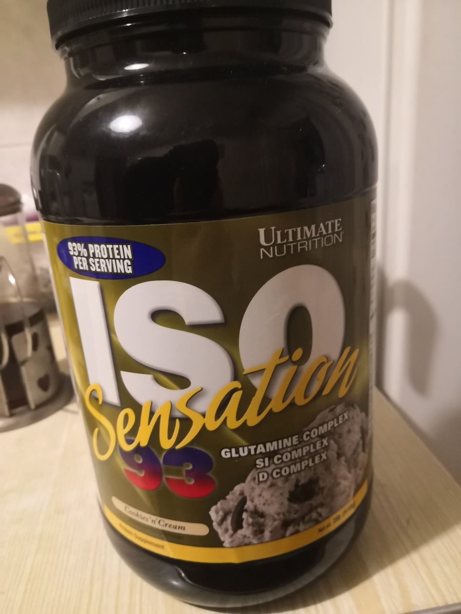 Многие из вас наверняка слышали о порошковых добавках к пище которые называют "протеином" (белок). Кто-то думает что они очень вредные, кто-то думает, что это те же самые анаболики, стеройды которые вызывают резкий прирост в мышцах! Дак вот хочу развенчать мифы, так как протеин это всего лишь очищенный белок, такой же как есть в твороге, с той лишь разницей, что в обезжиренном твороге его на 100 грамм продукта будет 18 грамм белка, а в порошковых протеинах его в среднем от 70 до 95 грамм, в зависимости от вида протеина и усваивается он гораздо быстрее, в течении часа если пьёте сывороточный протеин, в то время как пачка творога будет усваивается 8-10 часов. Чем быстрее он усваивается тем быстрее вы даёте мышцам прирост, идеальней всего употреблять сразу после тренировки, так как в этот момент у вас мышечные волокна травмированы и начинают свой восстановительный процесс и чем быстрее к ним поступит белок и чем чаще он будет поступать тем рост мышц происходит быстрее и продуктивней!
Существуют 3 вида сывороточного порошкового протеина:

1. Концентрат сывороточного протеина. Это самый недорогой из сыворотки и его можно на любой торговой точке найти. Там содержание белка на 100 грамм примерно 70-85. Он усваивается примерно за 1,5-2 часа. Порция 30 грамм сырья.

2. Изолят. Это более дорогой вид сывороточного протеина. У него идёт на 100 грамм продукта примерно 85-95 грамм белка. Порция (30 грамм) усваивается примерно за час.

3. Гидролизат. Это самый дорогой вид сывороточного протеина. Его не во всех торговых точках можно найти из-за высокой цены. Там на 100 грамм продукта идёт 95-99 грамм белка. Порция (30 грамм) усваивается примерно за 30-60 минут.

Так же есть "Казеин". Это белок который усваивается организмом долее длительно примерно 6-8 часов порция. Он что-то наподобие творога, молочный белок в порошке, который разводят и употребляют на ночь. Он подходит тем кто категорически не любит кушать творог и выпивают его перед сном. В нём тож идёт высокое содержание белка 70-90 грамм на сотку, в зависимости от фирмы производителя.

Есть помимо перечисленных "Мультикомпонентный" протеин. В нём смесь всех перечисленных выше. В нём так же высокое содержание белка которое поступает в организм разными долями. Какая-то часть порции быстро начнёт поступать, какая-то чуть дольше.

Лучше всего употреблять протеин с водой так как быстрей будет происходить усвоение, нежели допустим с молоком. Почти у каждого протеина есть свой уникальный вкус, поэтому с водой будет вполне вкусно пить!

Так же существует ошибочный миф, что если вы перестанете пить протеин, то быстро сдуетесь и мышцы обвиснут или заметно уменьшатся в объёмах. Не путайте обычный порошковый протеин со стероидами, которые вкалывают для набора массы, обычный протеин никакого негатива не вносит после отмены приёма. Если продолжать тренировки и активно питаться, то ваша фигура не пострадает и существенно не изменится, она просто возможно будет меньше расти и просто поддерживаться на том же уровне, что и была, но ухудшений точно никаких не будет! Так что не бойтесь ничего!

Конечно злоупотреблять порошковыми протеинами не стоит и нужны перерывчики в их применении в первую очередь для пользы вашего желудка. Так же употребляя порошковый протеин необходимо употреблять большее количество воды, а так же желательно клюквенные или брусничные морсы, для того чтобы не было никаких каменных образований в почках. Это уже как говорится проверенно на себе!

Всем желаю удачи в тренировках и подбора правильного спортивного питания!