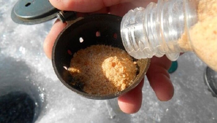 1. Отличный аромат прикормке дает измельченное сахарное печенье(в меньшей степени сухари для панировки). Эта добавка не только дает прикормке необычный аромат, но и делает его более пластичным. Из прикормки уже смело можно делать накаты(шарики). Естественно больший результат дает именно измельченное печенье, однако, когда нет печенья, то можно использовать сухари для панировки. А за них, как знает большинство рыболовов, жена может сделать а-та-та по пятой точке.