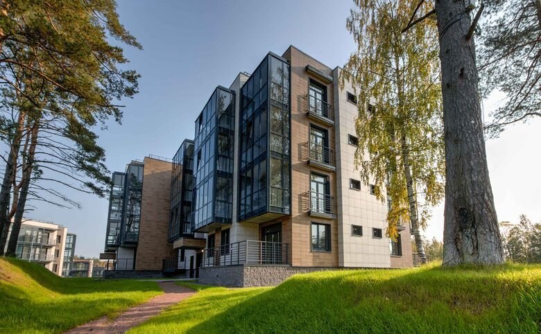 Панорамное остекление и французские балконы. 