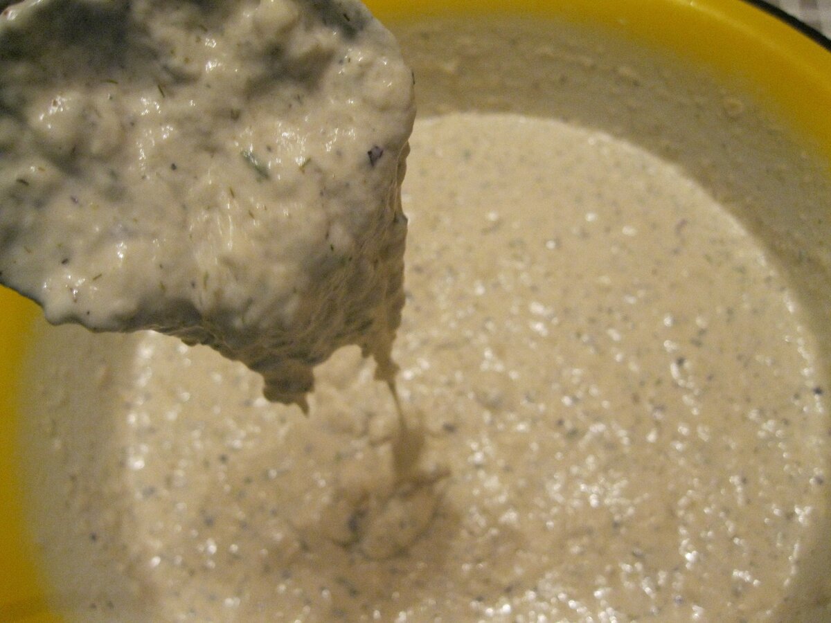 Муки добавила 3 стакана, 1 ст.ложку растительного масла, дрожжи грамм 30 развела в теплой воде примерно 0,6л. Жидковатое тесто. Добавила муки примерно стакан.