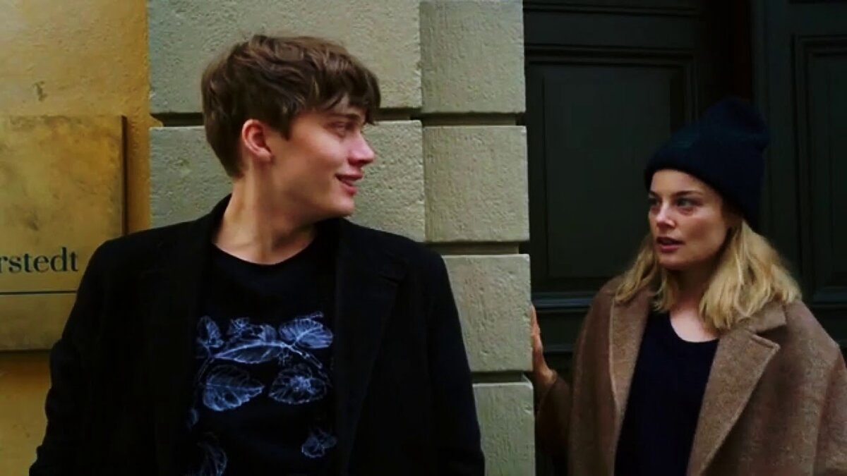 Кадр из сериала "Любовь и анархия"