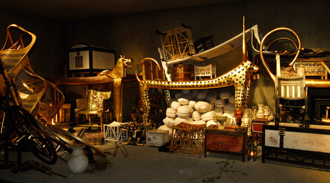 Артефакты в "прихожей". Слева - колесницы, в центре - кровать фараона.