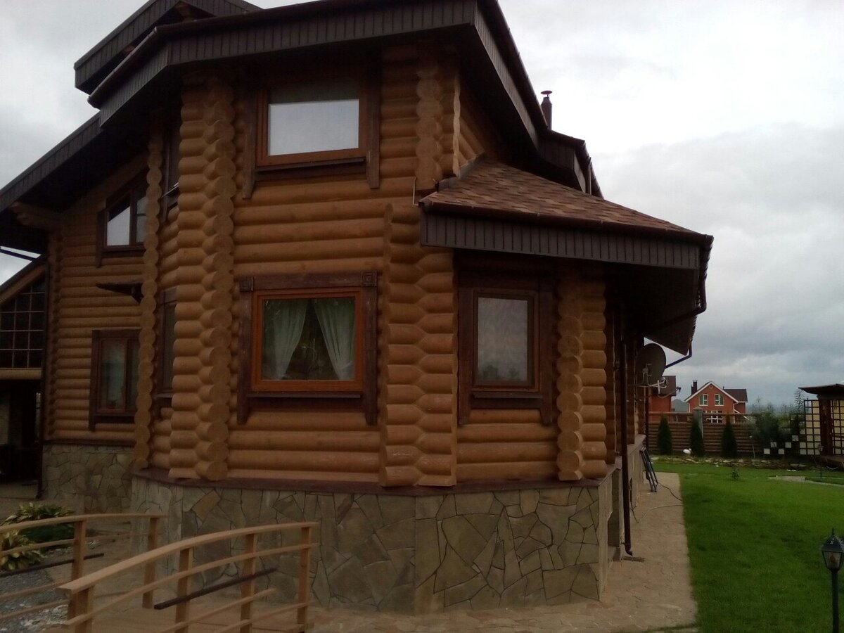 За счет своих свойств масло не образует слой на поверхности, а проникает внутрь дерева, в том числе заполняя собой микротрещины