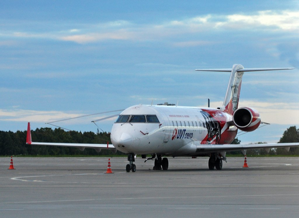 CRJ-200 ЮВТ. Canadair Regional Jet 200 ЮВТ Аэро. CRJ 200 самолет UVT Aero. Бомбардье crj200 ЮВТ Аэро.