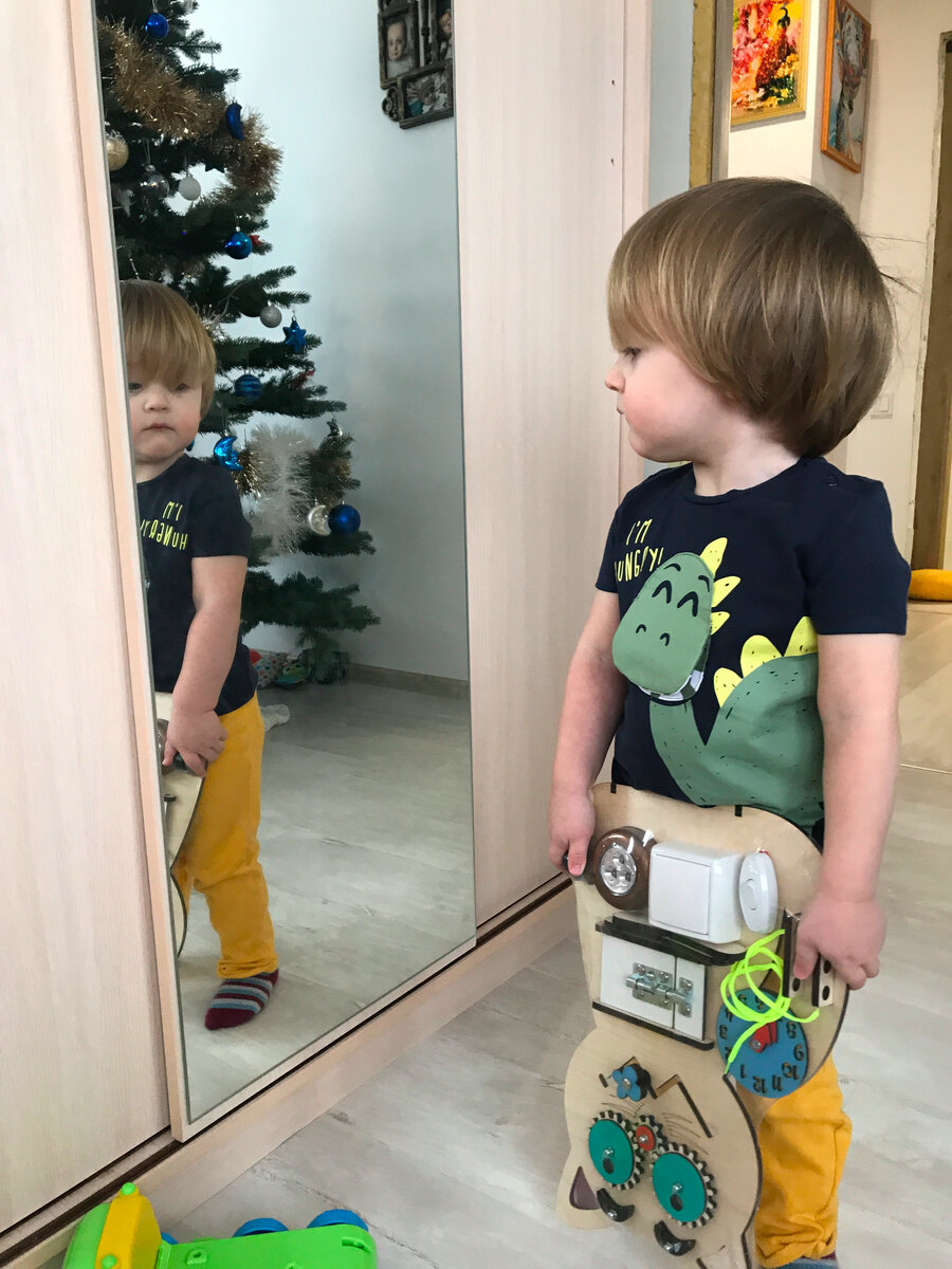 Мало было распаковать подарок. Надо было ещё и перед зеркалом с ним повертеться, мол, как смотрюсь?