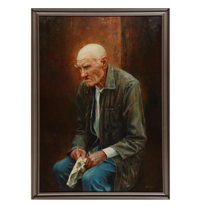 


Сергей Моисеенко. «Портрет деда» из #филиалЕвтушенко Братск. 1999-2000. Холст, масло.


Сергей Моисенко – художник из Братска с оригинальным и индивидуальным стилем письма был открыт для широкой публики Евгением Евтушенко.
О картинах художника что-либо говорить напрасный труд, с ними нужно встречаться.Эту возможность дал нам Е.А. Евтушенко, разместив в экспозиции Музея-галереи в Переделкино одну из лучших работ мастера «Портрет деда».


«Портрет деда» можно отнести к психологическому жанру, он выполнен без глянца предельно реалистично и убедительно. В картине читается судьба целого поколения, пережившего тяжелые времена и не обретшего ни материального благополучия, ни, что гораздо страшнее, душевного спокойствия, гармонии, равновесия. Взгляд деда полон печали и скептицизма, но, в то же время, перед нами человек безграничной доброты, исключительной порядочности и чистоты, с сильным характером.
⠀
«Дед был лучшим другом моим в детстве и в последующие годы. Любимый мой, чудесный человек, простой крестьянский труженик Иван Игнатьевич Солдатов»,- рассказывал художник.Герои в его картинах выразительны, неподражаемы, с енисейской синью в глазах, с мускулистой силой в руках, с широкой народной удалью.
⠀
«Сергей Моисеенко – это сибирский самородок. Человек, который уже в детстве осознал себя в живописи, много стоит»,- считал Евтушенко.
⠀
«Мало в жизни я пахал
и мало сеял я.
Всходы плохи –
только колется стерня.
Правда, в Братске есть художник
Моисеенко –
пусть хотя б картины
пишет за меня».

Е.А. Евтушенко 

 