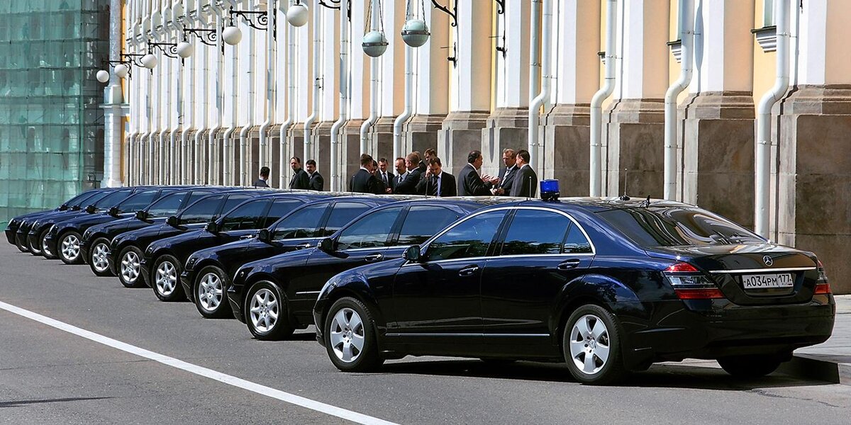 автопарк госдумы. мерседес 600 с охраной амр. служебные машины депутатов госдумы рф. парковка возле госдумы. служебные машины депутатов госдумы рф.