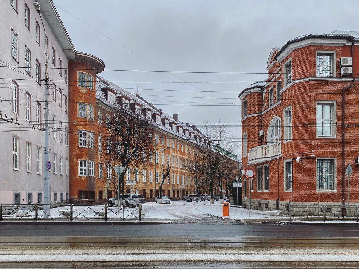 Если очень приглядываться, виден знак о запрете фотосъёмки. Но с этой стороны совсем не видно, что же там написано. 