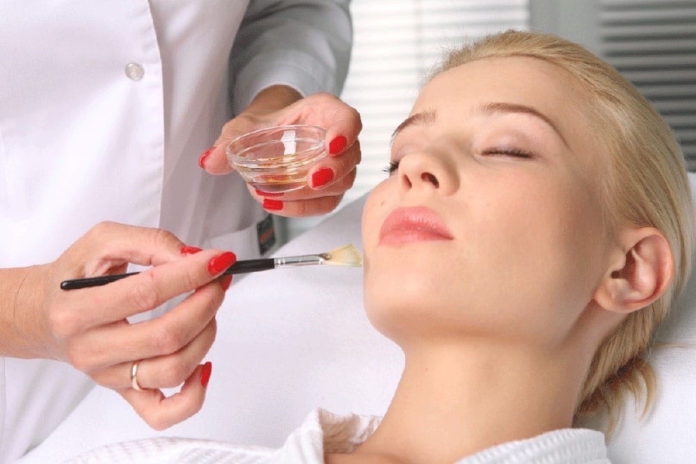 Процесс нанесения химического пилинга