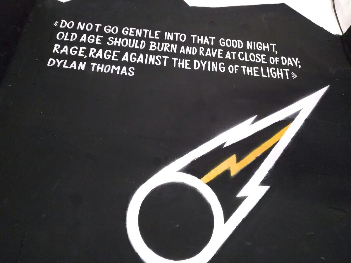 Произведение на английском - Не уходи смиренно в сумрак вечной тьмы.