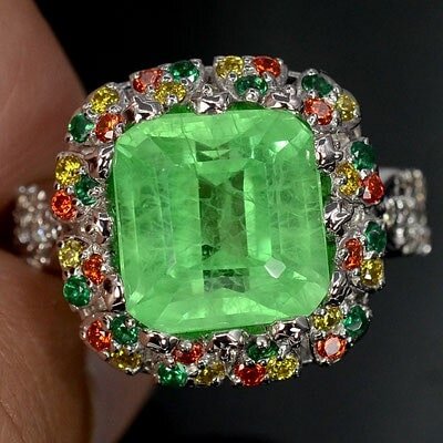  В Таиланде есть всё....
А где, по вашему мнению, добывают изумруды? В Колумбии? Конечно, это бесспорно. Но не только. Кроме рубинов и сапфиров, в Таиланде добывают и изумруды.
Изумруд с давних времён считается дорогим самоцветом. Поводов для этого несколько. Во-первых, высокая твёрдость по шкале Мооса (7-8 из 9), во-вторых, яркий насыщенный цвет, который дают изумруду ионы хрома и ванадия. По своему происхождению изумруд — это разновидность берилла зелёного цвета.
Изумруды научились синтезировать ещё в конце XIX века. В принципе, они не сильно отличаются от натуральных, единственное «но» — натуральные изумруды всегда с трещинами.

Самые популярные месторождения изумрудов находятся в Колумбии. Но добывают этот драгоценный камень не только там. Изумруды более низкого качества есть в Ирландии, Норвегии, России. Есть россыпные месторождения изумрудов в Таиланде и Мьянме.
Какие изумруды покупать? В Таиланде есть и свои, и провозные камни. Здесь их обрабатывают и продают. Ещё одно преимущество покупки изумрудов в Тае — здесь их вставляют в серебряные украшения местного производства, а в серебре они выглядят намного выигрышней, чем в золоте.
