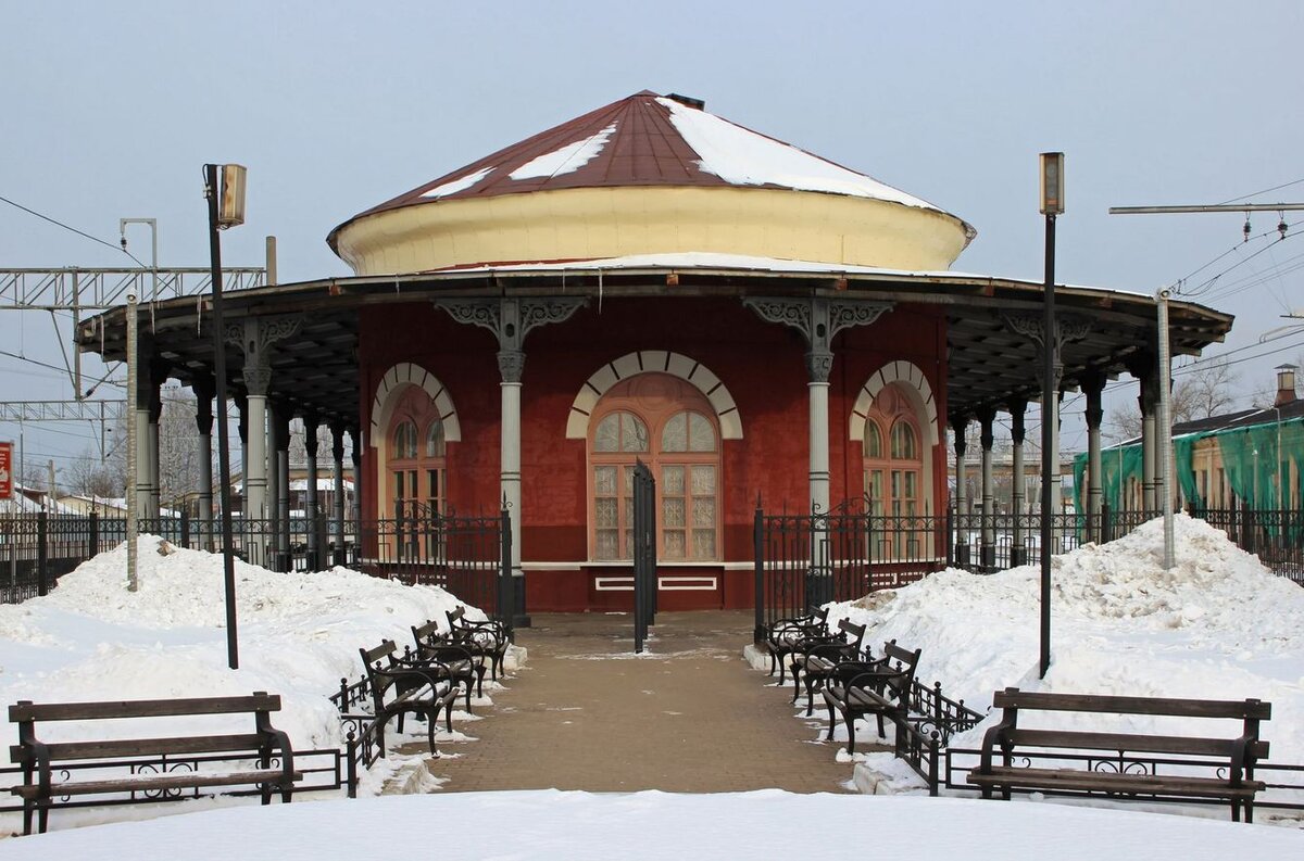 Здание вокзала железнодорожной станции Малая Вишера. Архитектор: Р.А. Желязевич