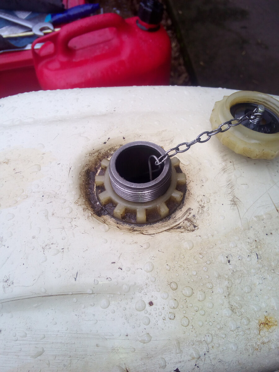 Заливная горловина бензобака и место фиксации колпака.