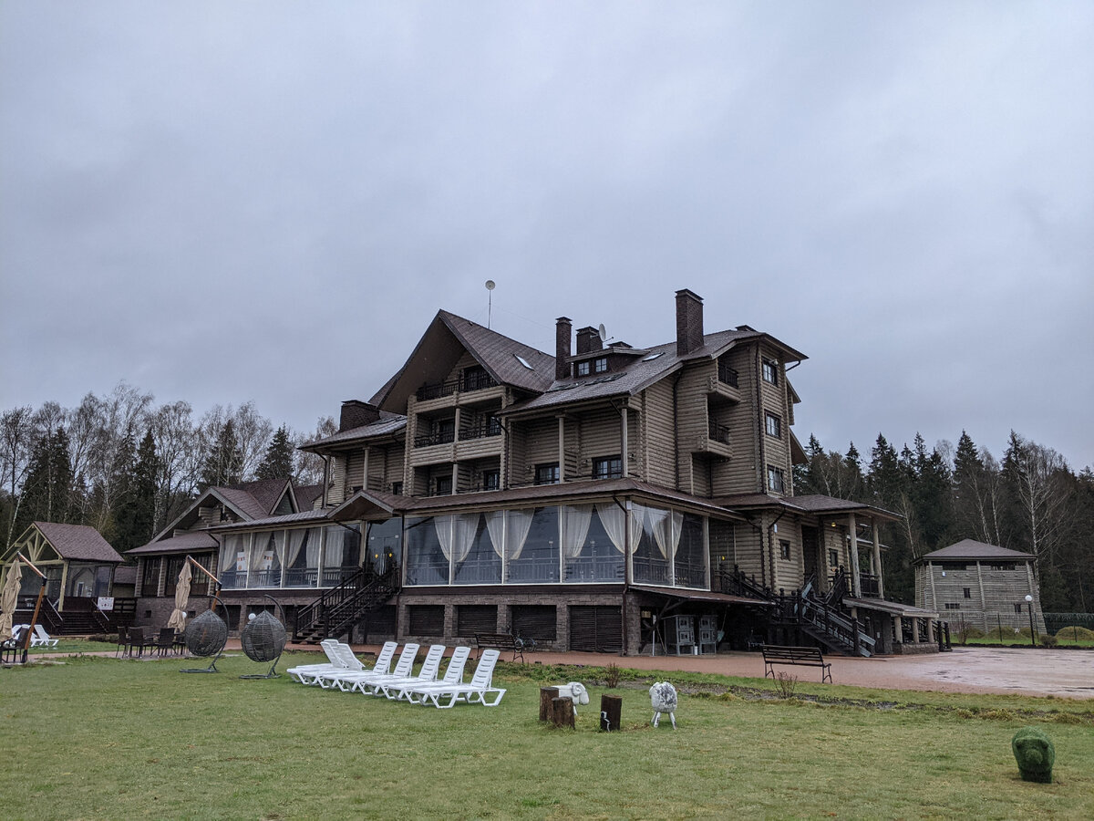 Главное здание отеля Лепота