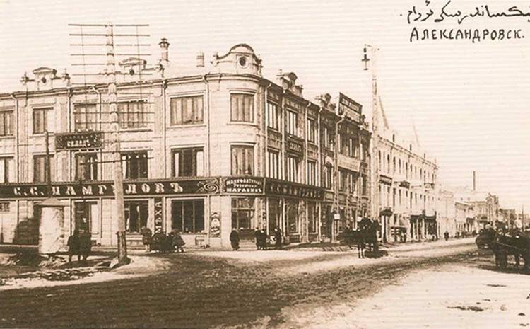 
Улица Александровская (Карла Маркса). Вид на магазины мануфактурной торговли С.С. Шамгулова и братьев Каримовых.