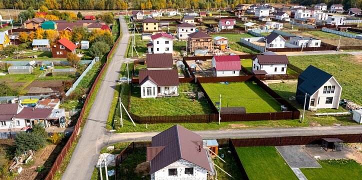 В ближайшие два года цены на загородную недвижимость в Московской области снижаться не будут. Такой прогноз дает министр имущественных отношений региона  Наталья Адигамова.