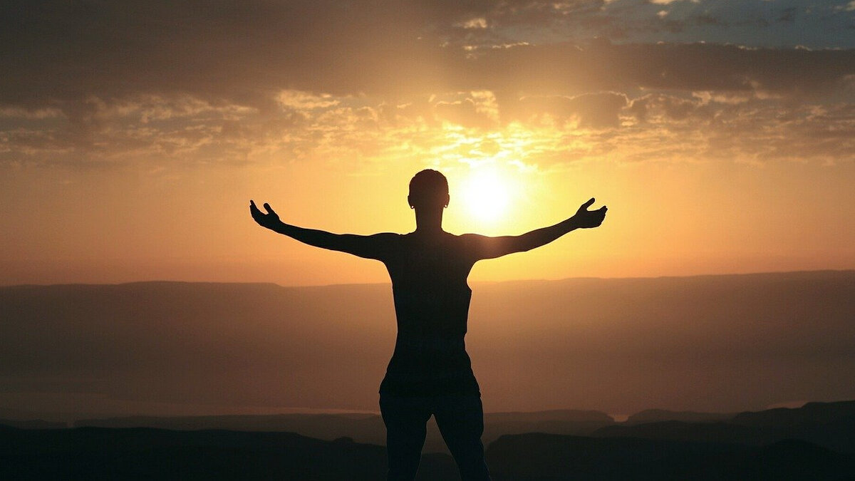 Иллюстрация из источника: https://pixabay.com/ru/photos/утро-восход-солнца-женщина-силуэт-2243465/