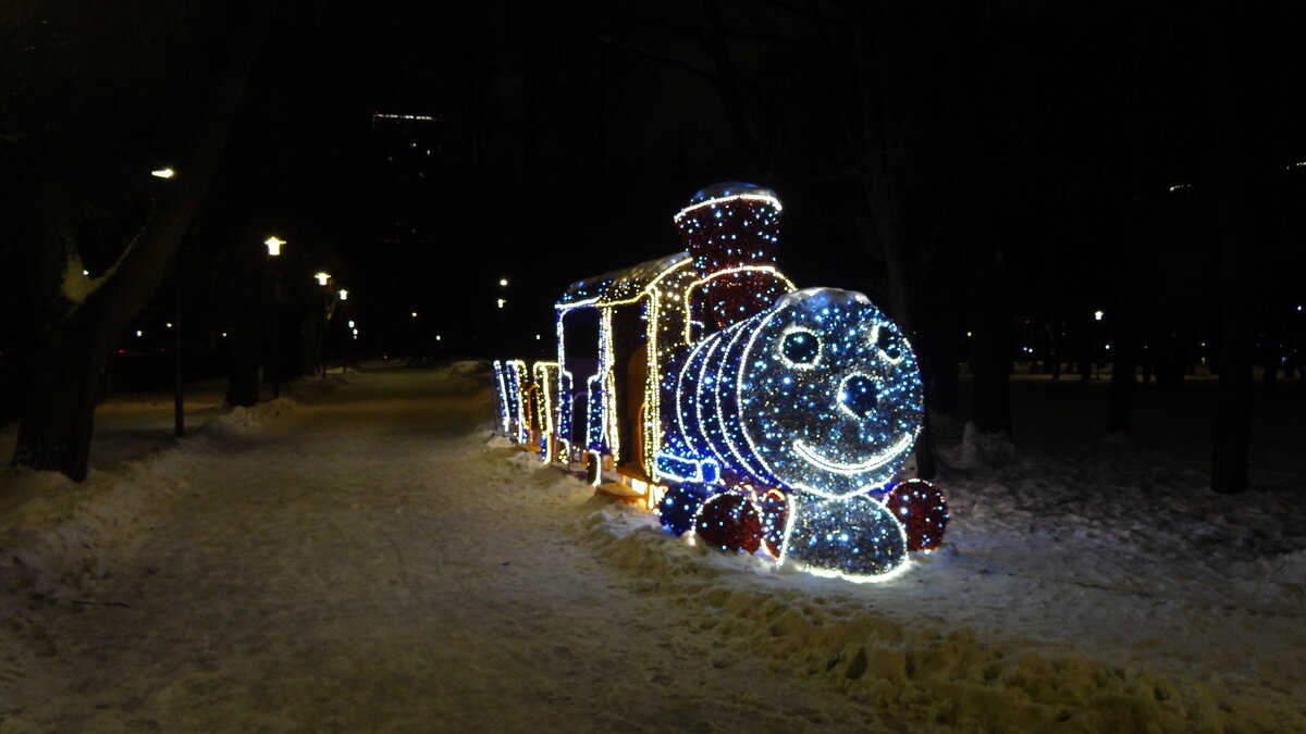 Новогодние украшения в парке Дружба в Москве