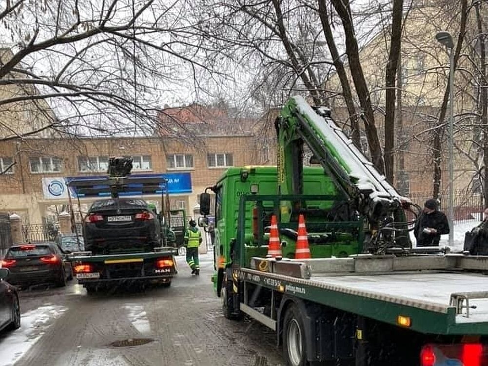 Работа эвакуаторов у столичных лечебных учреждений. Источник: t.me/redacted6 – фото Натальи Дзюбенко