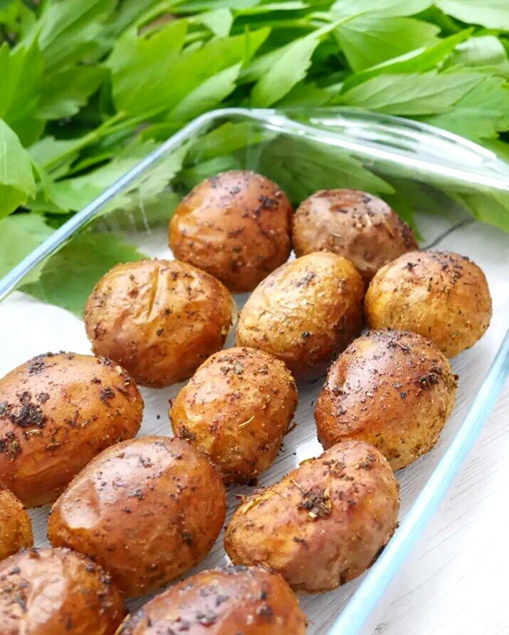 Как запечь картофель в духовке целиком: три простых рецепта