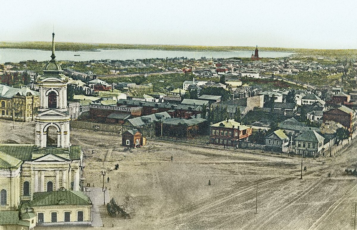 Длинное здание на второй линии от площади - склады