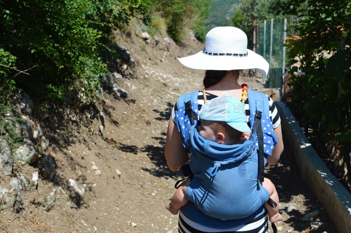 Фото из личного архива, путешествие в Черногорию 2015 год. Тимофей с полугода не сидел в коляске, орал, поэтому мы носили его в эргорюкзаке по очереди 