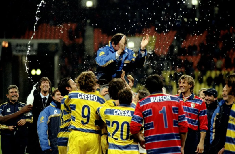 Футболисты Пармы празднуют победу в Кубке Уефа-1999 года