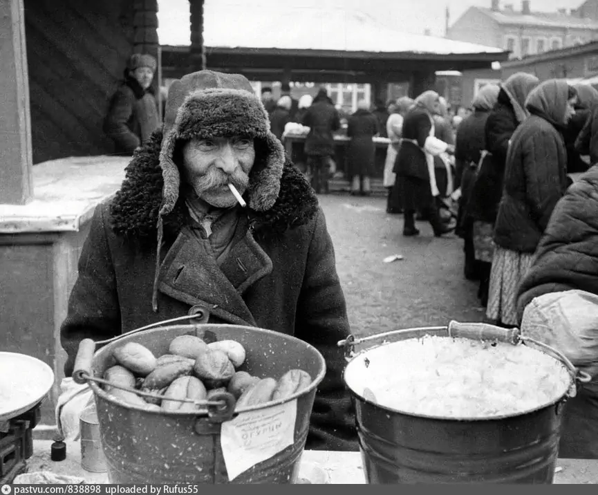 А так продавали соленые огурцы на Зацепском рынке, 1960 г. Автор: Mario De Biasi.