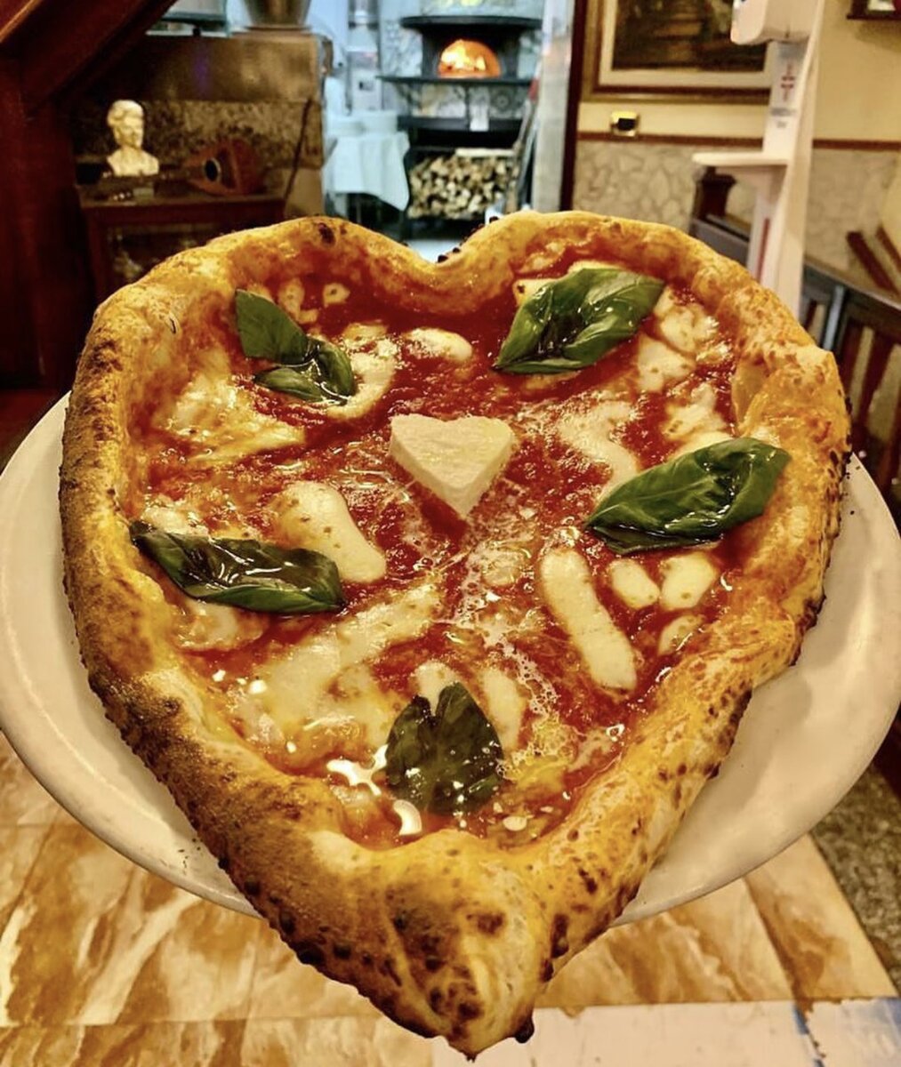 На севере Италии пиццу любят тонкую (la pizza schiacciata) и хрустящую (croccante). На юге пицца пышная, как говорят итальянцы: Vera pizza! (Настоящая пицца!) (Фото взято из доступных источников сети интернет) 