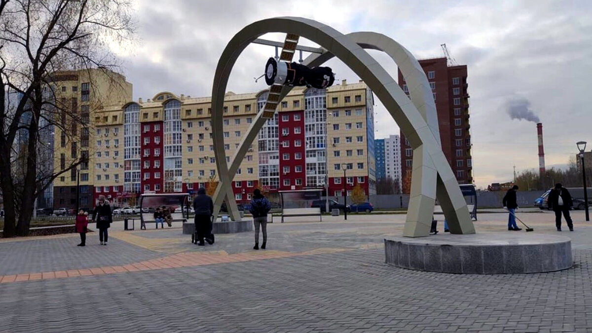 Где в нижневартовске можно. Сквер Нижневартовск. Аллея Космонавтов Нижневартовск. Парк Космонавтов Нижневартовск. Площадь г.Нижневартовска.