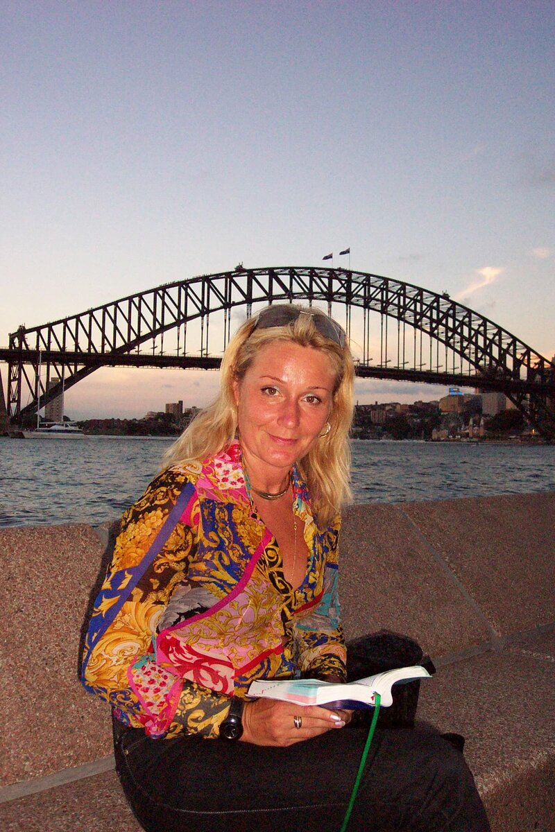 Жительница Сиднея Лана Андерсон на фоне знаменитого моста Харбор-Бридж который в народе называют просто Вешалкой. Фото автора