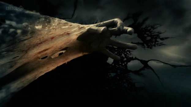 Заставка сериала - это вот такая жуткая жуть. Как будто бы что-то потустороннее пытается прорваться сквозь стены - и так оно на самом деле и есть.