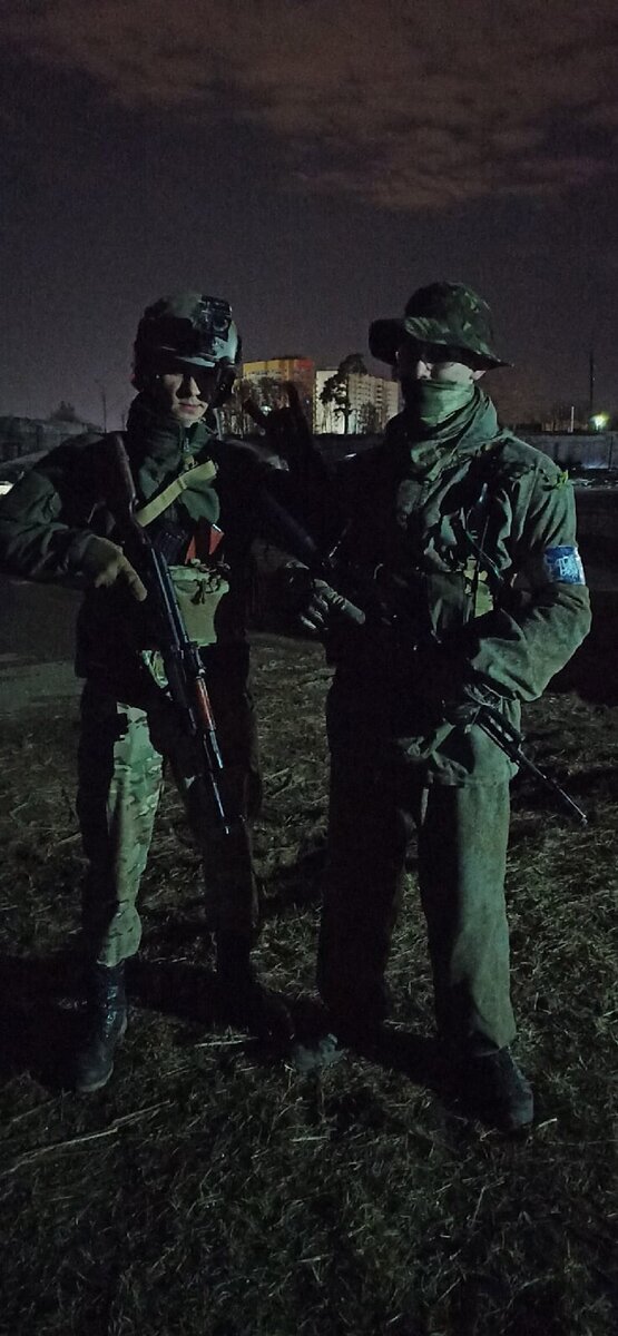 *двое бойцов в жилом лагере, с российским вооружением 