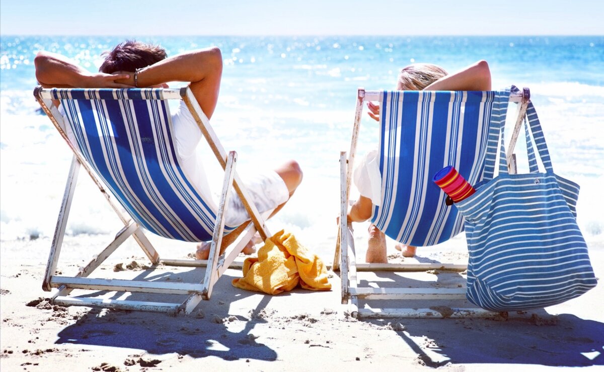 Человек с чемоданом. Отпуск. Идти в отпуск. Идти в отпуск. Отпуск прикол.