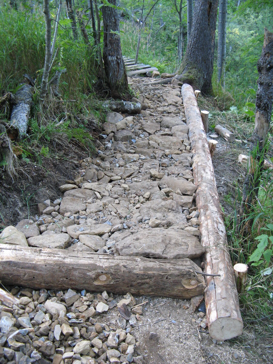 Брёвна сшиты скобами. Скобы и гвозди мы принесли с собой, так как заранее знали что будем работать с деревом.