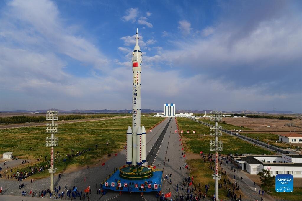  Подготовка РН  "Чанчжэн 2F" к миссии "Шэньчжоу-13" в октябре 2021 года, фото агентства "Синьхуа" 