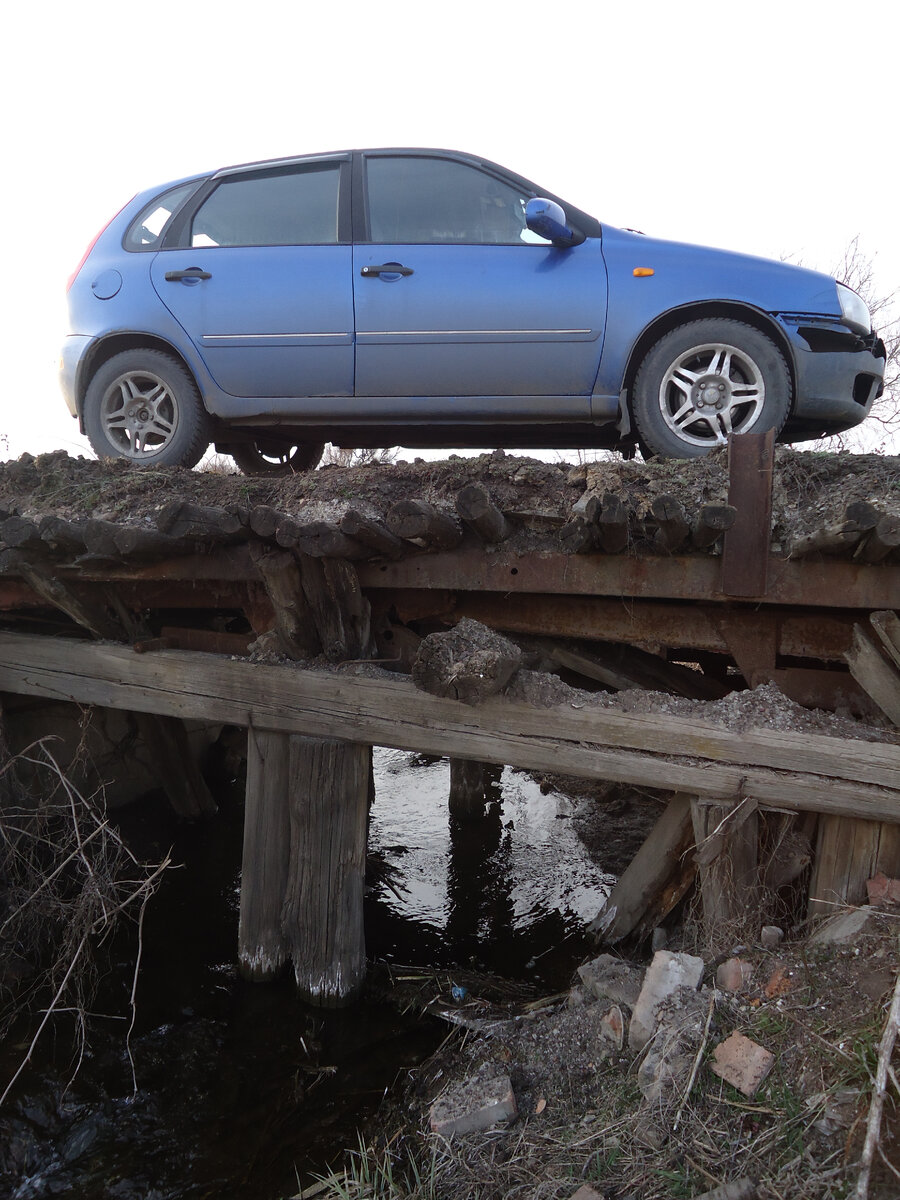 Мостик древний, но достаточно надежный