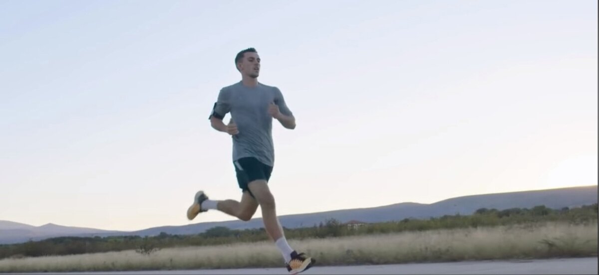 Беги быстрее известный профессора. Усейн болт 2008 бег. Шнуров сергей марафон. Карл льюис легкая атлетика. Usain bolt.